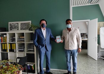 Adil Demirci übergibt erstes Exemplar seines Buchs an Thiemo Fojkar