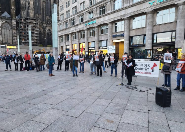 142. Mahnwache am Bahnhofsvorplatz