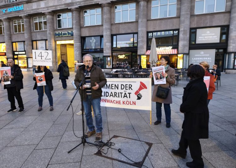 142. Mahnwache am Bahnhofsvorplatz