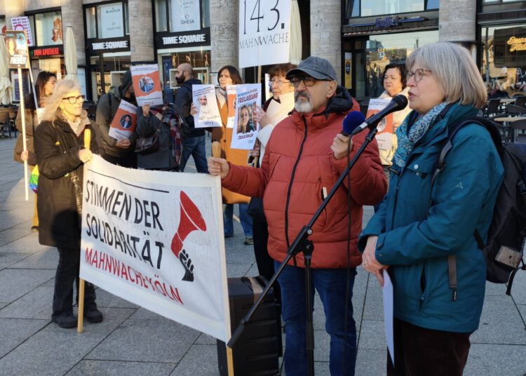 143. Mahnwache erinnert an Verfolgte und Verschwundene