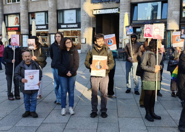 143. Mahnwache erinnert an Verfolgte und Verschwundene