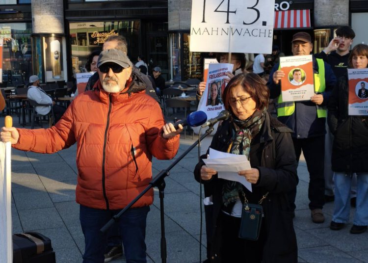 143. Mahnwache erinnert an Verfolgte und Verschwundene