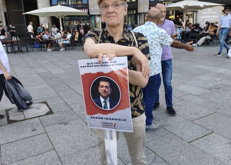Proteste nach Absetzung des CHP-Vorsitzenden Özel